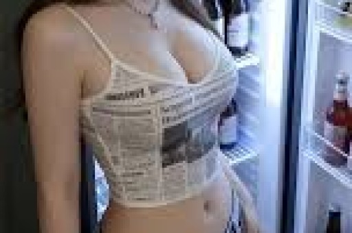 内娱女演员深夜溜进KTV陪酒姿态放低到尘埃