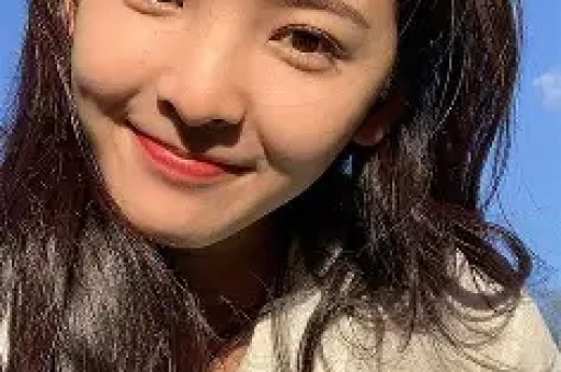 德云社孙越近期陷入耍大牌争议事发停车场路人偶遇上前问好索要签名虽口头应声却未停下脚步径直上车离开这段视频流出后引发网友